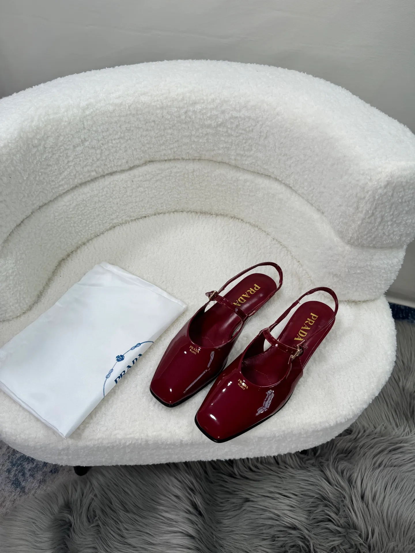 👟👟Ex-factory price 460👟👟Prada top version 🌸2025 launches Prada back-slip shoes, a must-have item for women 🆚😍😍😍——————😍😍😍🆚 💥PRADA's early spring T-stage catwalk show is the same style as "Dreams Never Sleep". Prada can use it on important occasions. The fresh style has a bit of nobility and is perfect on the feet. 💃💃 Wear this shoe with it. It is elegant and crystal clear, regardless of various accessories. The materials are all exclusively customized one-to-one and must be zero-distance from the original. The entire series is full of exciting and unexpected combinations of elements. The expression of different materials and textures of fabrics has a strong artistic flavor, allowing you to appreciate the ever-changing style of Prada girls. Bulling Bulling’s classic + candy color 🍬 paired with a creative letter logo! An eye-catching design! So feminine! Wear it and you will be the most beautiful girl in this gai! 😍😍😍 1⃣ Upper: imported patent leather cowhide 2⃣ Lining: imported mixed sheepskin 3⃣ Outsole: Italian genuine leather outsole 4⃣ Size: 35-40 (41 can be customized)